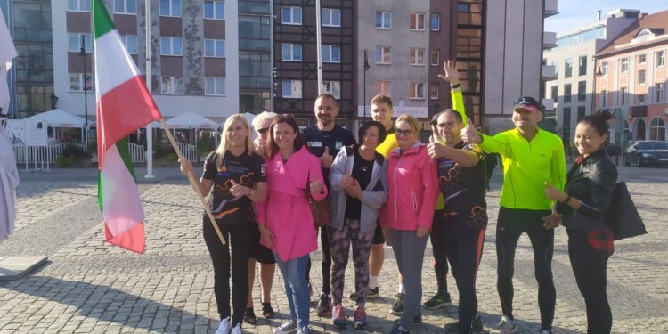 Ludzie z pasją biegną dookoła województwa