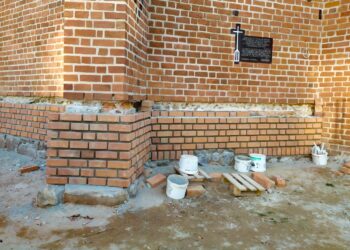 Wymiana cegły na cokole katedry