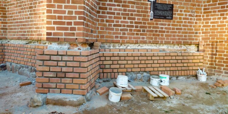 Wymiana cegły na cokole katedry