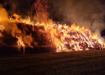 Ogromny pożar słomy w Janczewie