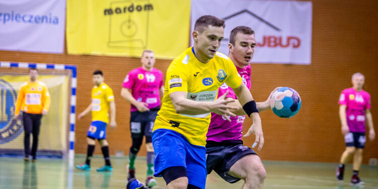 Przynieś ubrania na mecz Stalowców