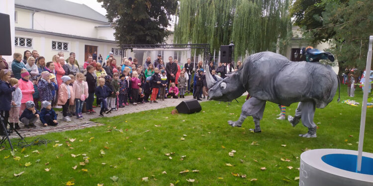 Nosorożec w teatralnym ogrodzie