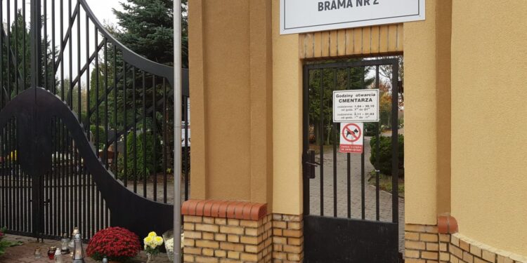 Przez silny wiatr zamknięto cmentarz