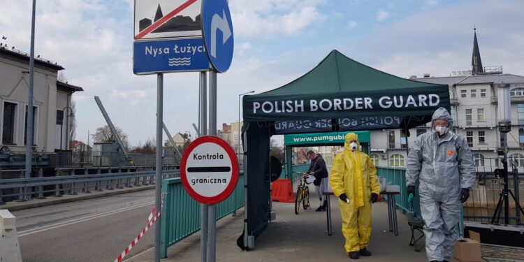 50 uzbrojonych ekstremistów na niemieckiej granicy. Chcieli atakować migrantów