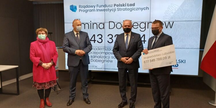 Samorządowcy odebrali symboliczne czeki na inwestycje