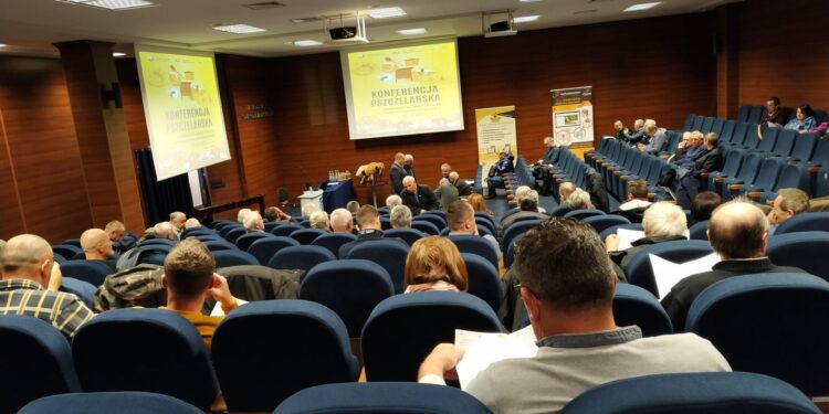 Pszczoły przyleciały do Gorzowa na I Konferencję Pszczelarską