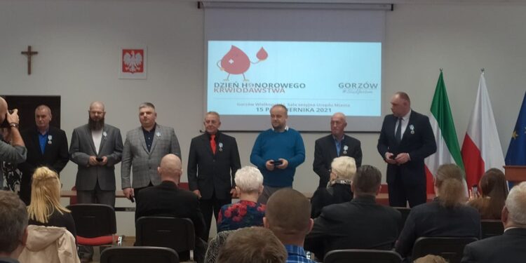 Honorowo dzielą się najcenniejszym lekiem