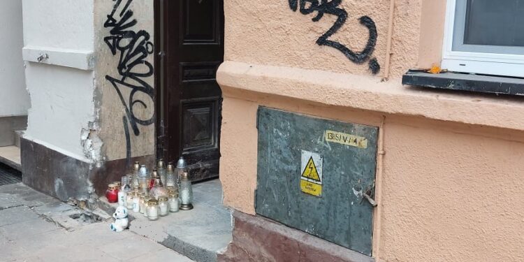 Znicze i zabawki w miejscu tragedii