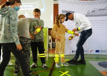 Bartosz Zmarzlik zachęca do noszenia odblasków