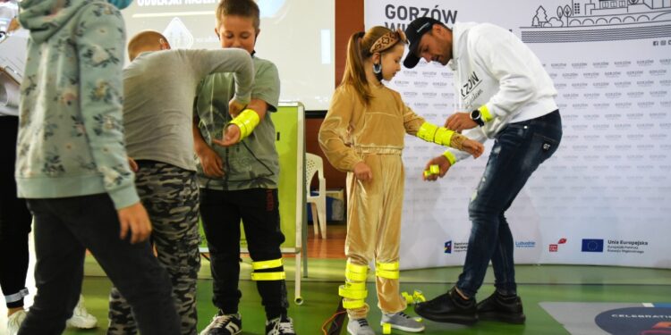 Bartosz Zmarzlik zachęca do noszenia odblasków