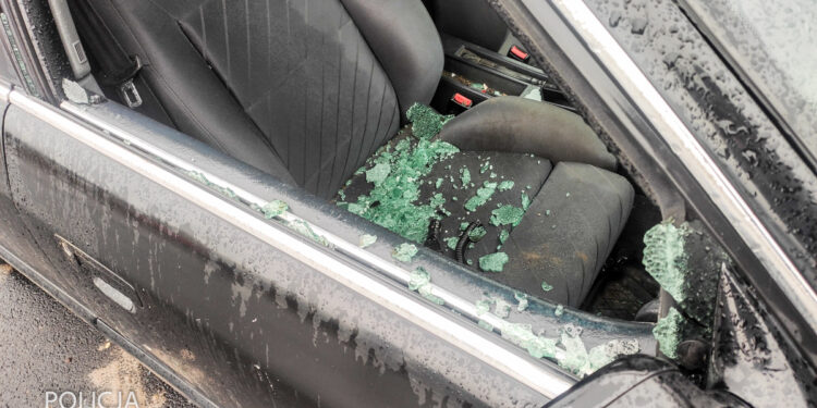 Bez powodu uszkodził zaparkowane auta