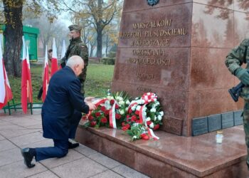 Kwiaty pod pomnikiem Piłsudskiego