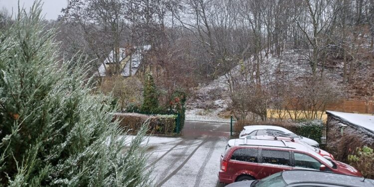 Pierwszy śnieg, piaskarki pracują