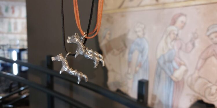 Średniowieczny amulet z Santoka biżuterią