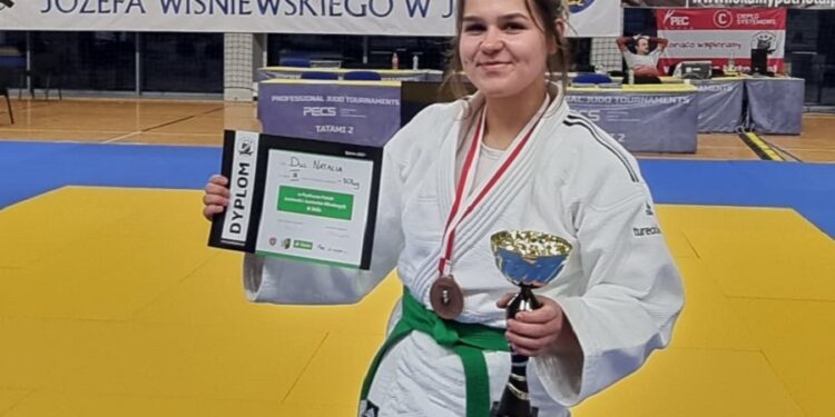 Onlajnersi gromią rywali