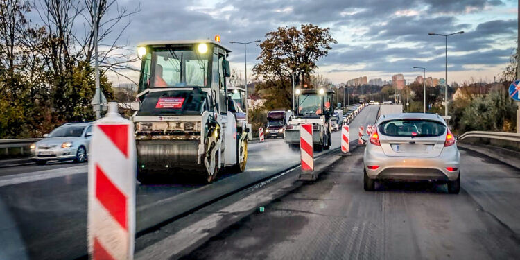 Na Moście Lubuskim kładą asfalt
