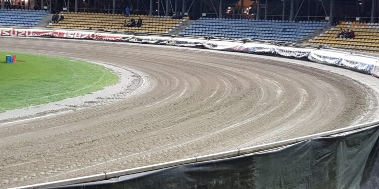 Czy radni dołożą do oświetlenie stadionu?