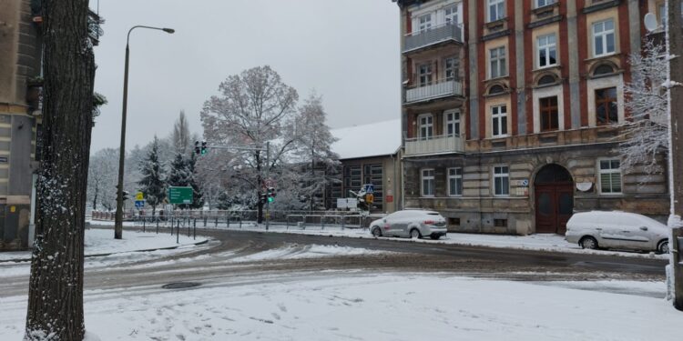 Opady śniegu. Uwaga kierowcy – trudne warunki do jazdy