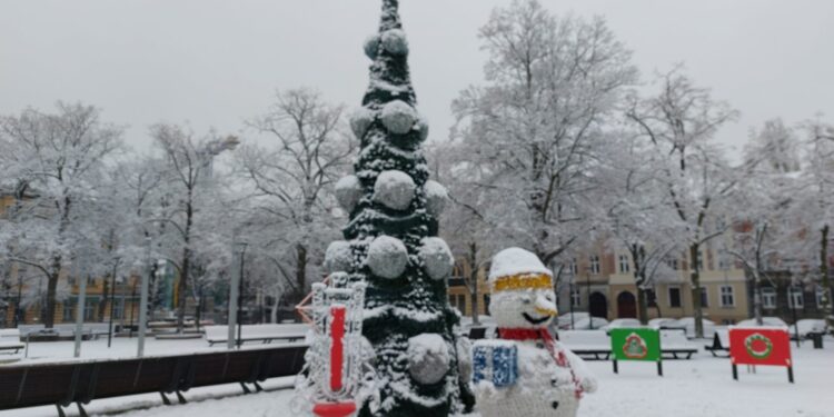 Opady śniegu. Uwaga kierowcy – trudne warunki do jazdy