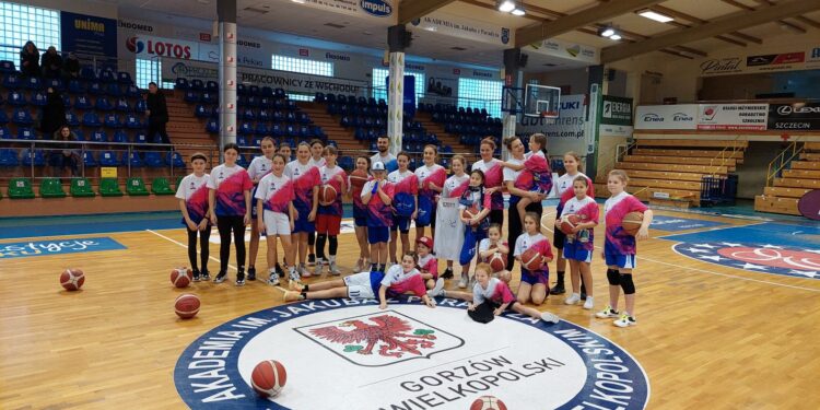 Zimowo-świąteczna koszykówka