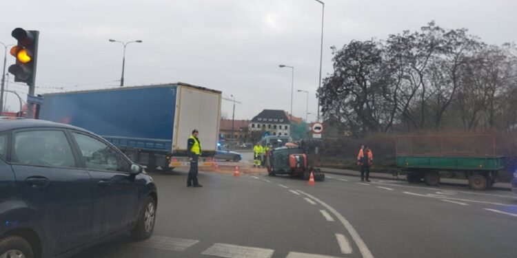 Ciągnik przewrócił się na rondzie Santockim