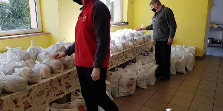 Caritas i OHP przygotowali świąteczne paczki dla samotnych