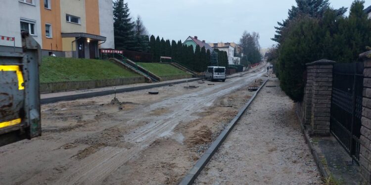 Poślizg na Długosza. Mieszkańcy i tak organizują otwarcie