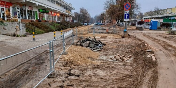 Zapłacą za zalanie studzienek asfaltem
