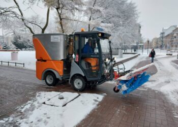 Trwa odśnieżanie dróg i chodników