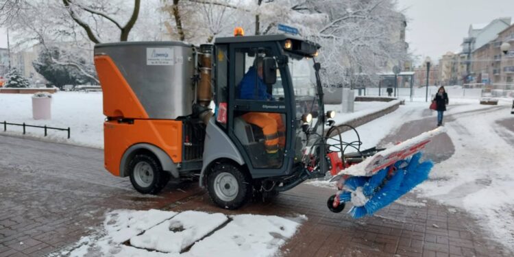 Trwa odśnieżanie dróg i chodników