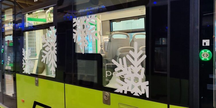 Świąteczny tramwaj wyjechał na tory