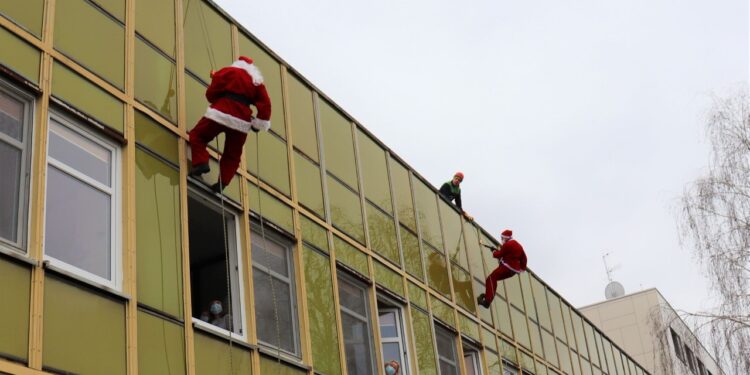 Mikołaj na dachu szpitala [GALERIA]