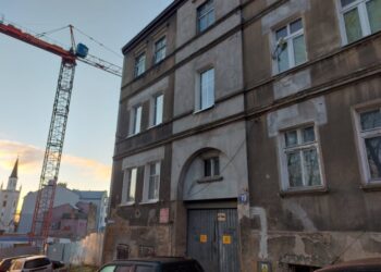 Uszkodzona kamienica, wykwaterowani mieszkańcy