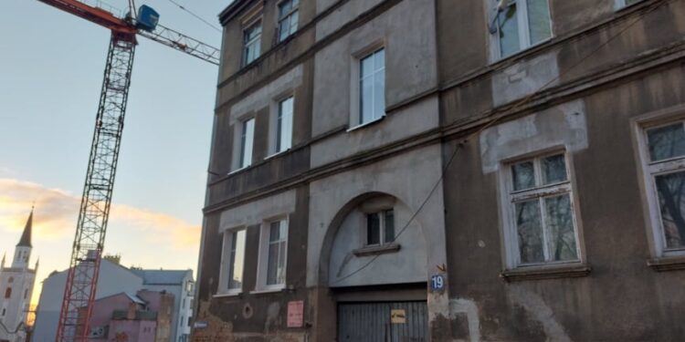 Uszkodzona kamienica, wykwaterowani mieszkańcy