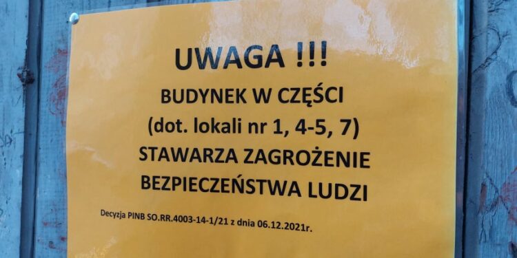 Uszkodzona kamienica, wykwaterowani mieszkańcy