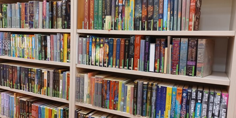 Młodzież czyta i dyskutuje