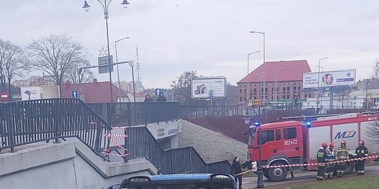 Przebił się przez barierki na rondzie św. Jerzego