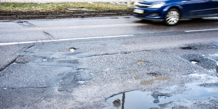 Przybywa dziur i… wniosków o odszkodowania