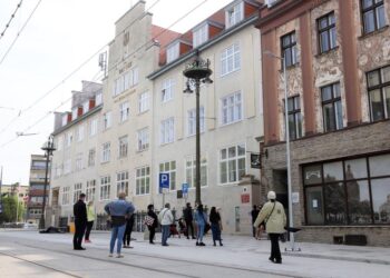 Kto pracuje, a gdzie dziś drzwi zamknięte?