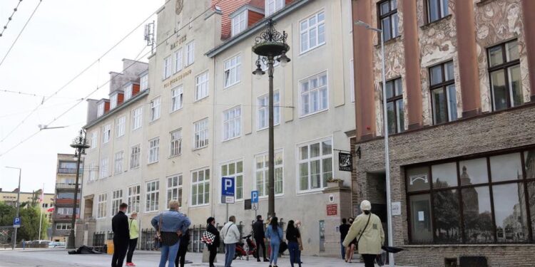 Kto pracuje, a gdzie dziś drzwi zamknięte?