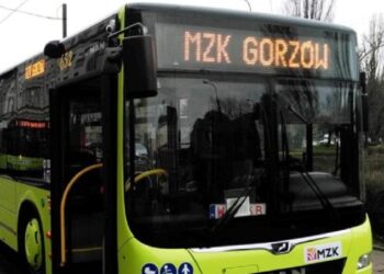 Mężczyzna wpadł pod autobus