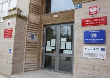 Urzędnicy roznoszą decyzje podatkowe