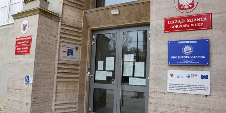 Urzędnicy roznoszą decyzje podatkowe