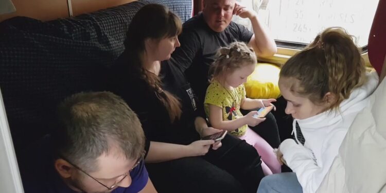 Ukraińscy uchodźcy w pociągu z Kijowa: Uciekamy od wojny [WIDEO]