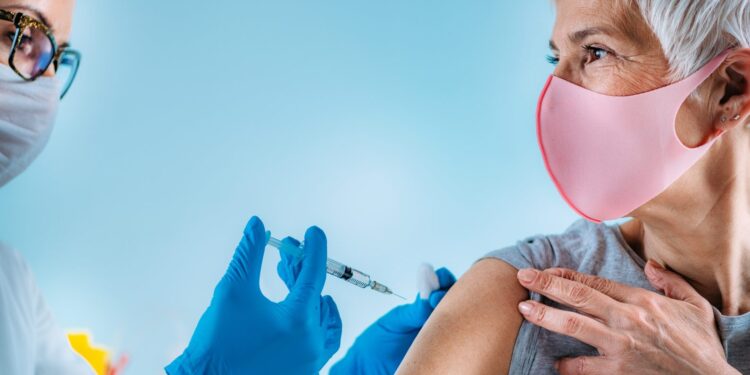 Rusza nabór wniosków o dotacje na szczepienia seniorów przeciw grypie