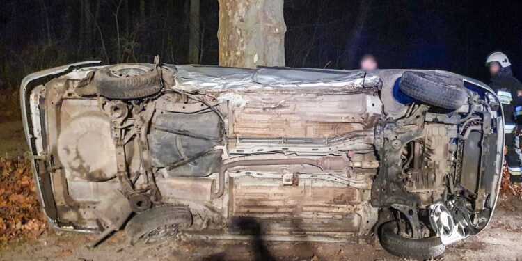 Pościg za pijanym kierowcą. 22-latek uderzył autem w drzewo