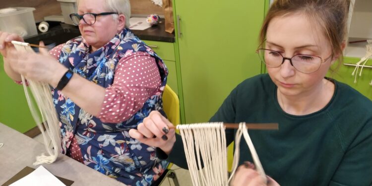 Warsztaty wyplatania makramy budzą nowe pasje…