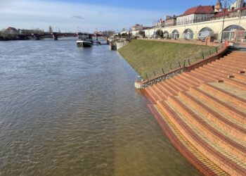 Warta ciągle w górę