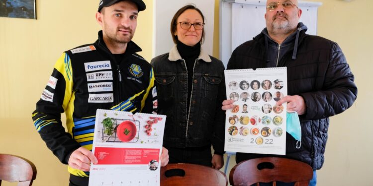 B. Zmarzlik wspiera bezdomnych zupą pomidorową