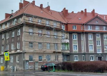 Mieszkańcy mówią o zniszczonej elewacji kamienicy